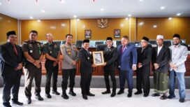 Pj Bupati Aceh Jaya menyampaikan Pertanggungjawaban Pelaksanaan Anggaran Pendapatan dan Belanja Kabupaten (APBK) Aceh Jaya Tahun 2022, Selasa (13/06/2023). (Foto untuk Aceh Jaya Post)