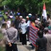 Puluhan warga Gampong Alue Meuraksa, Kecamatan Teunom, Kabupaten Aceh Jaya menggelar aksi damai di depan kantor Kejaksaan Negeri (Kejari) setempat, Rabu (7/6/2023). (Foto/Ist)