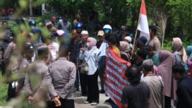 Puluhan warga Gampong Alue Meuraksa, Kecamatan Teunom, Kabupaten Aceh Jaya menggelar aksi damai di depan kantor Kejaksaan Negeri (Kejari) setempat, Rabu (7/6/2023). (Foto/Ist)