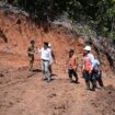 Penjabat (Pj) Bupati Aceh Jaya Dr Nurdin meninjau pembangunan jalan Gampong Lamdurian menuju ke Gampong Mareu di Kecamatan Jaya, Selasa (13/06/2023) (Foto/Kominsa)