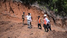 Penjabat (Pj) Bupati Aceh Jaya Dr Nurdin meninjau pembangunan jalan Gampong Lamdurian menuju ke Gampong Mareu di Kecamatan Jaya, Selasa (13/06/2023) (Foto/Kominsa)