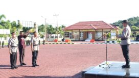 Kapolres Aceh Jaya, AKBP Yudi Wiyono mengambil sumpah jabatan Wakapolres baru, Kompol Suryadi saat memimpin jalannya upacara serah terima jabatan (Sertijab) di halaman Apel Mapolres setempat, Kamis (15/6/2023) (Foto untuk Aceh Jaya Post)