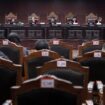 Hakim Mahkamah Konstitusi menolak seluruh permohonan dan memutuskan sistem pemilu tetap dengan daftar terbuka. (CNN Indonesia/Safir Makki)