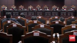 Hakim Mahkamah Konstitusi menolak seluruh permohonan dan memutuskan sistem pemilu tetap dengan daftar terbuka. (CNN Indonesia/Safir Makki)