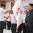 Ketua PMI Aceh, Murdani Yusuf didampingi Pj Bupati Aceh Jaya, Dr Nurdin menyerahkan petaka kepada pengurus PMI Aceh Jaya masa bakti 2023 - 2028 usai disumpah pada saat pelantikan di Aula Dinas Kesehatan Aceh Jaya, Selasa (20/6/2023) (Foto untuk Aceh Jaya Post)