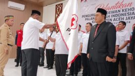 Ketua PMI Aceh, Murdani Yusuf didampingi Pj Bupati Aceh Jaya, Dr Nurdin menyerahkan petaka kepada pengurus PMI Aceh Jaya masa bakti 2023 - 2028 usai disumpah pada saat pelantikan di Aula Dinas Kesehatan Aceh Jaya, Selasa (20/6/2023) (Foto untuk Aceh Jaya Post)
