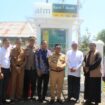 Pj Bupati Aceh Jaya, Dr Nurdin bersama Pimpinan Pesantren Budi Mesja, Aba Asnawi dan Kepala Bank Aceh Cabang Calang, TM Andika Putra usai peresmian ATM Bank Aceh di Pesantren Budi Mesja, Aba Asnawi dan Kepala, Lamno, Senin (19/6/2023) (Foto untuk Aceh Jaya Post)