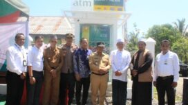 Pj Bupati Aceh Jaya, Dr Nurdin bersama Pimpinan Pesantren Budi Mesja, Aba Asnawi dan Kepala Bank Aceh Cabang Calang, TM Andika Putra usai peresmian ATM Bank Aceh di Pesantren Budi Mesja, Aba Asnawi dan Kepala, Lamno, Senin (19/6/2023) (Foto untuk Aceh Jaya Post)