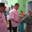 Pj Gubernur Aceh, Achmad Marzuki menyerahkan bantuan rumah dhuafa secara simbolis, Rabu (10/5/2023) (Foto untuk Aceh jaya Post)