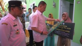 Pj Gubernur Aceh, Achmad Marzuki menyerahkan bantuan rumah dhuafa secara simbolis, Rabu (10/5/2023) (Foto untuk Aceh jaya Post)