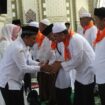 Pj Bupati Aceh Jaya memberikan selamat kepada calon jamaah haji usai pelepasan di Masjid Agung Baitul Izzah, Calang, Rabu (24/05/2023). (Foto/Ist)
