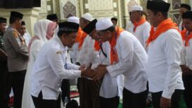 Pj Bupati Aceh Jaya memberikan selamat kepada calon jamaah haji usai pelepasan di Masjid Agung Baitul Izzah, Calang, Rabu (24/05/2023). (Foto/Ist)
