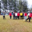 Dr Nurdin menendang bola pertama sebagai tanda dimulainya pembukaan Turnamen Sepakbola HUT Pemuda Gampong Lhok Kruet ke-39, Jumat (20/01/2023) (Foto untuk Aceh Jaya Post)