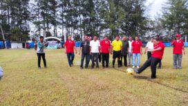 Dr Nurdin menendang bola pertama sebagai tanda dimulainya pembukaan Turnamen Sepakbola HUT Pemuda Gampong Lhok Kruet ke-39, Jumat (20/01/2023) (Foto untuk Aceh Jaya Post)