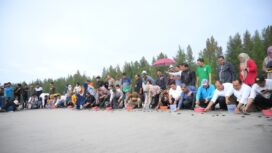 Pj Bupati Aceh Jaya, Dr Nurdin bersama Konsulat Jenderal  Jepang, Takonai Susumu melakukan kegiatan pelepasan tukik penyu di Pantai Aron Meubanja, Kecamatan Panga, Kabupaten Aceh Jaya, Jumat (10/03/2023) (Foto/Ist)