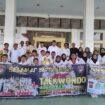 Sekretaris Daerah Aceh Jaya, T. Reza Fahlevi berfoto bersama atlet teakwondo usai kegiatan pelepasan di halaman kantor bupati setempat, Rabu (31/05/2023) (Foto/Kominsa)