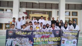 Sekretaris Daerah Aceh Jaya, T. Reza Fahlevi berfoto bersama atlet teakwondo usai kegiatan pelepasan di halaman kantor bupati setempat, Rabu (31/05/2023) (Foto/Kominsa)