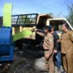 Pj Bupati Aceh Jaya, Dr Nurdin melakukan uji coba mesin chipper (pencacah kayu) usai diresmikan di halaman kantor Bupati setempat, Senin (05/06/2023) (Foto/Ist)