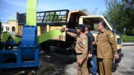 Pj Bupati Aceh Jaya, Dr Nurdin melakukan uji coba mesin chipper (pencacah kayu) usai diresmikan di halaman kantor Bupati setempat, Senin (05/06/2023) (Foto/Ist)