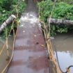 Kondisi Jembatan di Desa Tuwi Kareng usai tertimpa pohon, Minggu (30/7/2023) (Foto Aceh Jaya Post-Abdo)