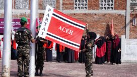 Satgas melakukan pengibaran bendera partai dalam rangka HUT ke 16 Partai Aceh di Halam Kantor DPW PA Aceh Jaya, Sabtu (8/7/2023) (Foto untuk Aceh Jaya Post)