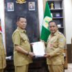 Pj Gubernur Aceh, Achmad Marzuki, mewakili Mendagri meyerahkan Surat Keputusan (SK) Penjabat Bupati Aceh Jaya tahun kedua di Pendopo Gubernur Aceh, Selasa (18/7/2023) (Foto untuk Aceh Jaya Post)