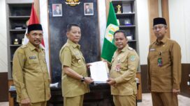 Pj Gubernur Aceh, Achmad Marzuki, mewakili Mendagri meyerahkan Surat Keputusan (SK) Penjabat Bupati Aceh Jaya tahun kedua di Pendopo Gubernur Aceh, Selasa (18/7/2023) (Foto untuk Aceh Jaya Post)