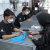 Karyawan Icolor Aceh sedang melayani Konsumen usia grand opening di jalan Panglima Polem, Kuta Alam, Banda Aceh, Minggu (23/7/2023) (Foto Aceh Jaya Post/Zahlul Akbar)