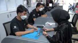 Karyawan Icolor Aceh sedang melayani Konsumen usia grand opening di jalan Panglima Polem, Kuta Alam, Banda Aceh, Minggu (23/7/2023) (Foto Aceh Jaya Post/Zahlul Akbar)
