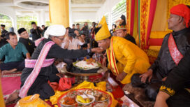 Seorang petugas menyuapi Pemangku Raja Daya ke-13, Teuku Saifullah saat prosesi upacara Seumeuleueng di Astika Diraja Kompleks Makam Poteumeureuhom Daya di Desa Glee Jong, Lamno, Kecamatan Jaya, Kabupaten Aceh Jaya, Aceh, Sabtu (1 Juli 2023). Seumeuleung atau menyaksikan raja disuapi makanan itu untuk melestarikan adat dan budaya Kerajaan Meureuhom Daya Lamno, Aceh Jaya yang memerintah pada tahun 1480 - 1505. (Foto/Aceh Jaya Post/Zahlul Akbar)