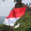 Bendera ukuran raksasa berkibar di Gunung Muara menjelang peringatan HUT ke-76 RI, Senin 16 Agustus 2021 (Foto Berita Satu)