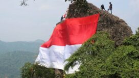 Bendera ukuran raksasa berkibar di Gunung Muara menjelang peringatan HUT ke-76 RI, Senin 16 Agustus 2021 (Foto Berita Satu)