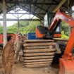 Sekda Aceh Jaya, T Reza Fahlevi melakukan pengecekan alat berat saat sidak di Kantoe PUPR Aceh Jaya, Selasa (8/8/2023) (Foto untuk Aceh Jaya Post)