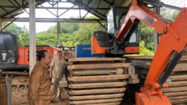 Sekda Aceh Jaya, T Reza Fahlevi melakukan pengecekan alat berat saat sidak di Kantoe PUPR Aceh Jaya, Selasa (8/8/2023) (Foto untuk Aceh Jaya Post)