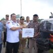 Direktur Alat dan Mesin Pertanian (Alsintan) Muhammad Hatta didampingi Pj Bupati Aceh Jaya Dr. Nurdin menyerahkan bantuan Alsintan secara simbolis kepada kelompok tani di Aceh Jaya, Rabu (9/8/2023). Foto : Zahlul Akbar/AJP