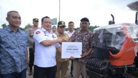 Direktur Alat dan Mesin Pertanian (Alsintan) Muhammad Hatta didampingi Pj Bupati Aceh Jaya Dr. Nurdin menyerahkan bantuan Alsintan secara simbolis kepada kelompok tani di Aceh Jaya, Rabu (9/8/2023). Foto : Zahlul Akbar/AJP