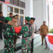 Pj Bupati Aceh Jaya, Dr Nurdin melakukan penyerahan bendera didampingin TNI dan Polri berlangsung di haman kantor Bupati Aceh Jaya, Senin (14/8/2023) (Foto untuk AJP)