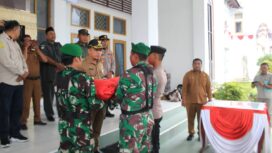Pj Bupati Aceh Jaya, Dr Nurdin melakukan penyerahan bendera didampingin TNI dan Polri berlangsung di haman kantor Bupati Aceh Jaya, Senin (14/8/2023) (Foto untuk AJP)