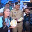 Pj Bupati Aceh Jaya, Dr Nurdin bersama panitia dan Kadis Parekrafpora Aceh Jaya memperlihatkan durian yang dikonterskan (Foto Aceh Jaya Post)