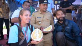Pj Bupati Aceh Jaya, Dr Nurdin bersama panitia dan Kadis Parekrafpora Aceh Jaya memperlihatkan durian yang dikonterskan (Foto Aceh Jaya Post)