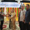 Pj Bupati Aceh Jaya, Dr Nurdin menyerahkan petaka sebagi tanda pelepasan 8 atlet Teakwando Aceh Jaya berlaga di Kejurwil I Sumut, Rabu (9/8/2023) (Foto untuk AJP)