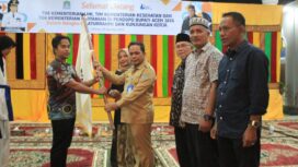 Pj Bupati Aceh Jaya, Dr Nurdin menyerahkan petaka sebagi tanda pelepasan 8 atlet Teakwando Aceh Jaya berlaga di Kejurwil I Sumut, Rabu (9/8/2023) (Foto untuk AJP)