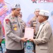 Kapolda Aceh, Irjen Ahmad Haydar menyerahkan kitan di terima oleh Pimpinan Dayah Ruhul Fatayat, Husaini A Wahab, Kamis (21/9/2023) (Foto untuk AJP)