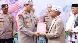 Kapolda Aceh, Irjen Ahmad Haydar menyerahkan kitan di terima oleh Pimpinan Dayah Ruhul Fatayat, Husaini A Wahab, Kamis (21/9/2023) (Foto untuk AJP)