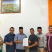 Muhammad Hidayat menerima Surat Keputusan (SK) ketua Dewan Pimpinan Daerah Kesatuan Nelayan Tradisional Indonesia (KTNI) Aceh Jaya diserahkan langsung oleh Anggota Dewan Penasehat DPP KNTI M. Adli Abdullah di Banda Aceh, Sabtu (30/9/2023) (Foto untuk AJP)