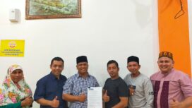 Muhammad Hidayat menerima Surat Keputusan (SK) ketua Dewan Pimpinan Daerah Kesatuan Nelayan Tradisional Indonesia (KTNI) Aceh Jaya diserahkan langsung oleh Anggota Dewan Penasehat DPP KNTI M. Adli Abdullah di Banda Aceh, Sabtu (30/9/2023) (Foto untuk AJP)