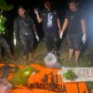 Tim Polres Aceh Besar yang dibantu personel Koramil 06/Indrapuri saat melakukan identifikasi penemuan diduga kerangka manusia di dalam drum, Minggu, (1/10/2023) (Foto untuk AJP)