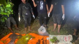 Tim Polres Aceh Besar yang dibantu personel Koramil 06/Indrapuri saat melakukan identifikasi penemuan diduga kerangka manusia di dalam drum, Minggu, (1/10/2023) (Foto untuk AJP)