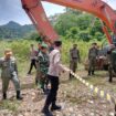 Tim Gabungan Pemkab Aceh Jaya menyegel lokasi galian C ilegal di Dusun Babah Awe, Desa Ceunamprong Kecamatan Indra Jaya kabupaten setempat, Selasa (3/9/2023) (Foto untuk AJP)