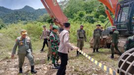 Tim Gabungan Pemkab Aceh Jaya menyegel lokasi galian C ilegal di Dusun Babah Awe, Desa Ceunamprong Kecamatan Indra Jaya kabupaten setempat, Selasa (3/9/2023) (Foto untuk AJP)